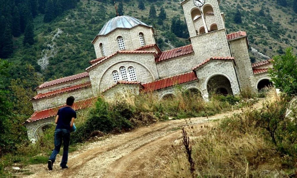 Ροπωτό Τρικάλων: Το χωριό «φάντασμα» που...γέρνει (εικόνες)